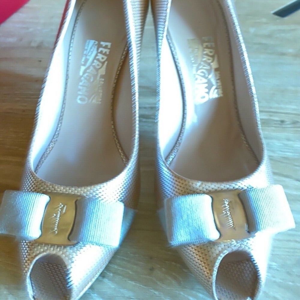 Salvatore Ferragamo Grazia Peep Toe Bow Platform Pumps Champagne Silver 10B - Picture 8 of 11